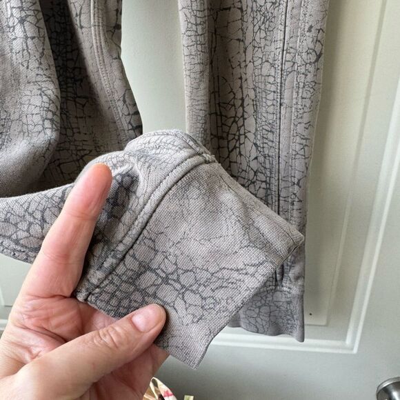 Lululemon Warm Down Jogger *7/8 Length
Thread Dye Rover Black Size 4 - Picture 7 of 12